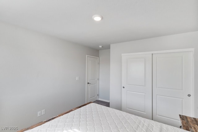 unfurnished bedroom featuring a closet and baseboards