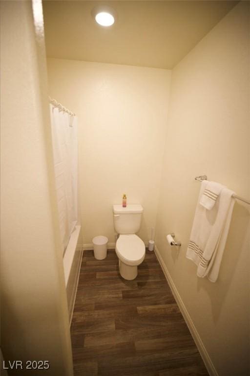 full bathroom featuring toilet, recessed lighting, wood finished floors, baseboards, and a shower with curtain