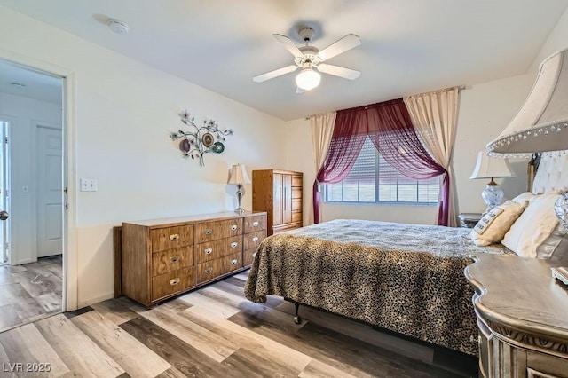 bedroom featuring light wood-style flooring, baseboards, and ceiling fan