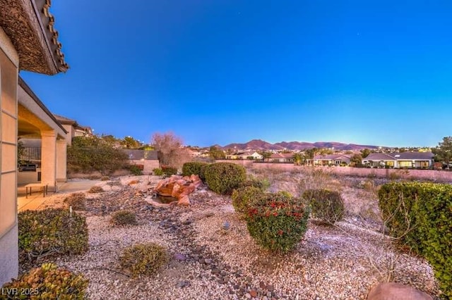 view of yard featuring a mountain view