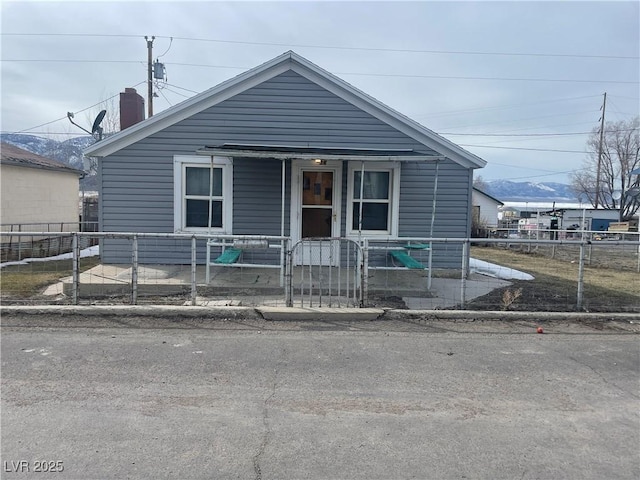 view of front of property featuring a fenced front yard