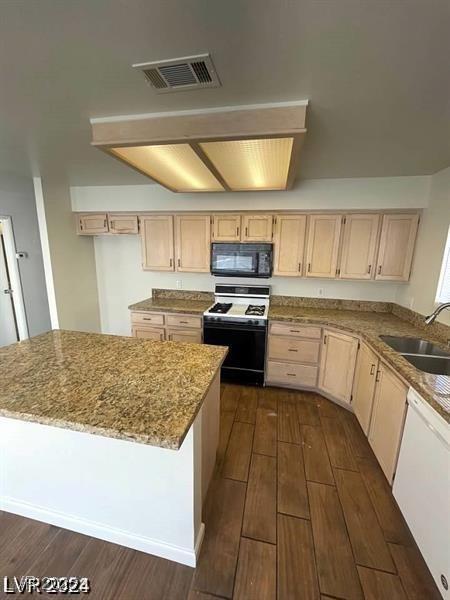 kitchen with visible vents, range with gas stovetop, dishwasher, black microwave, and a sink