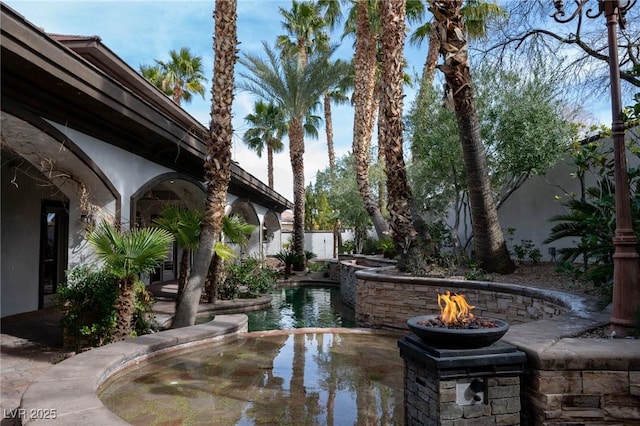 view of yard featuring an outdoor fire pit