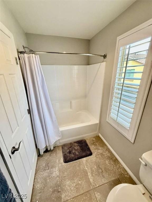 full bathroom featuring shower / bath combination with curtain, baseboards, and toilet