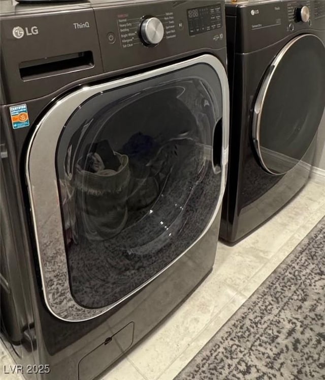 washroom with laundry area and washer and clothes dryer