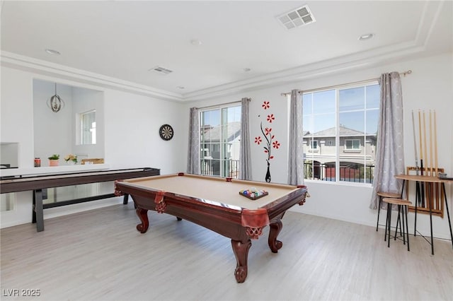 playroom featuring light wood-type flooring, billiards, visible vents, and baseboards