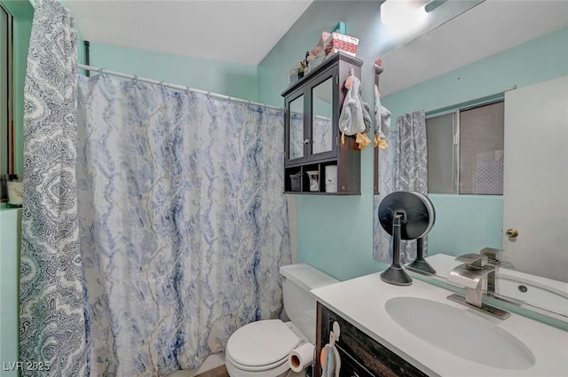 full bathroom with a shower with shower curtain, vanity, and toilet