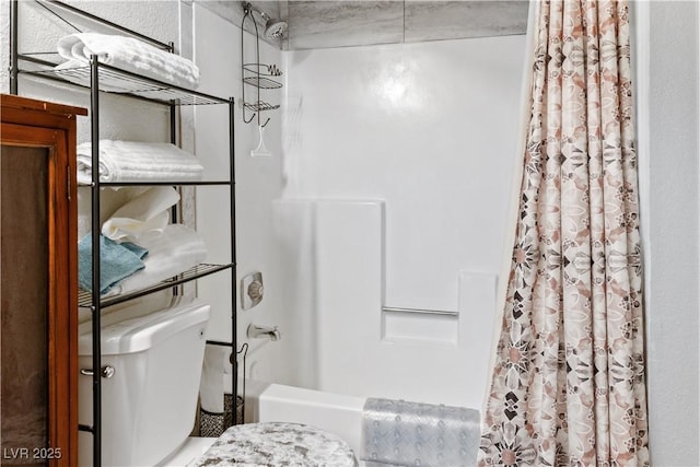 full bath with toilet and shower / tub combo with curtain