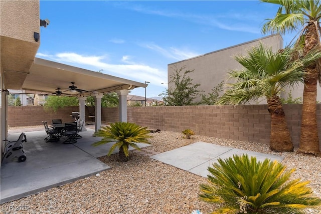 view of patio / terrace with outdoor dining area, a fenced backyard, and ceiling fan