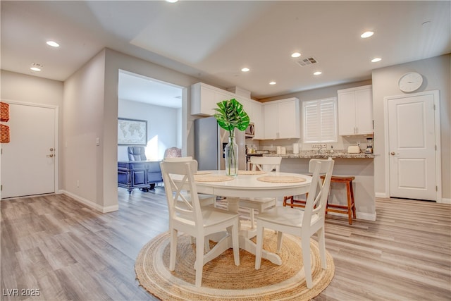 dining area featuring baseboards, recessed lighting, visible vents, and light wood-style floors