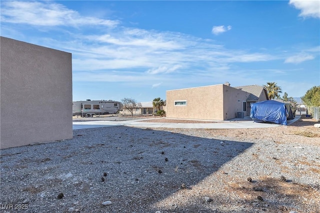 view of yard featuring a residential view and a patio