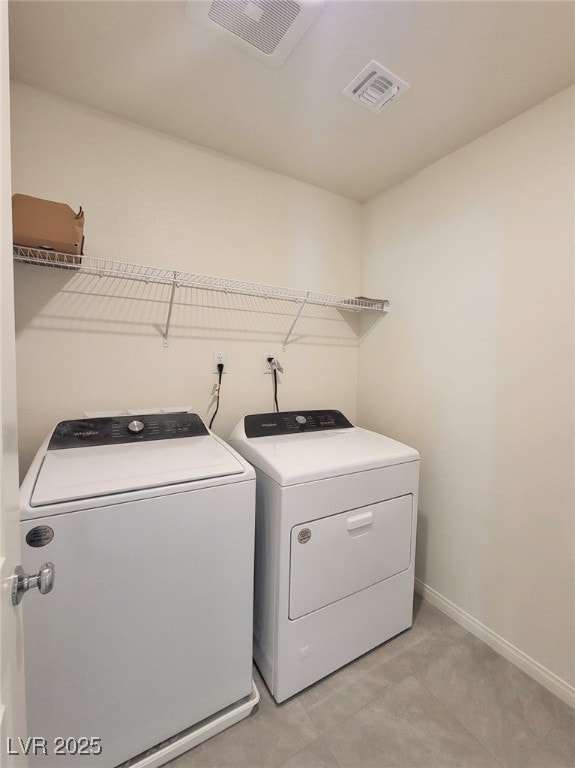 washroom with washer and dryer, laundry area, visible vents, and baseboards