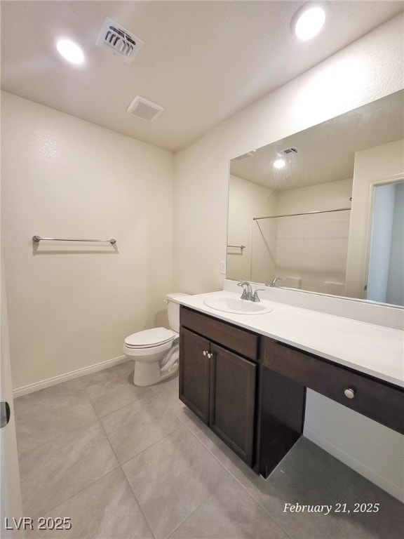 full bath featuring toilet, recessed lighting, vanity, visible vents, and baseboards