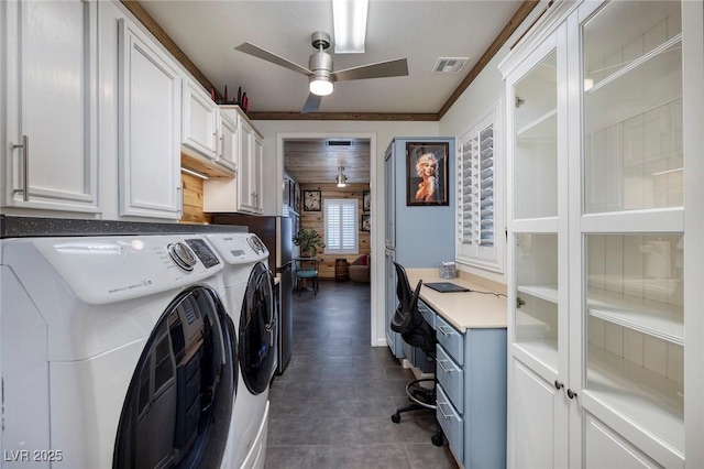 clothes washing area featuring a ceiling fan, visible vents, independent washer and dryer, and crown molding