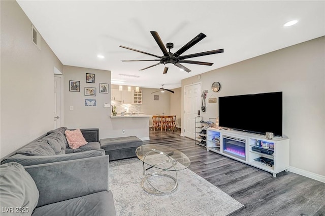 living area featuring ceiling fan, recessed lighting, wood finished floors, visible vents, and baseboards