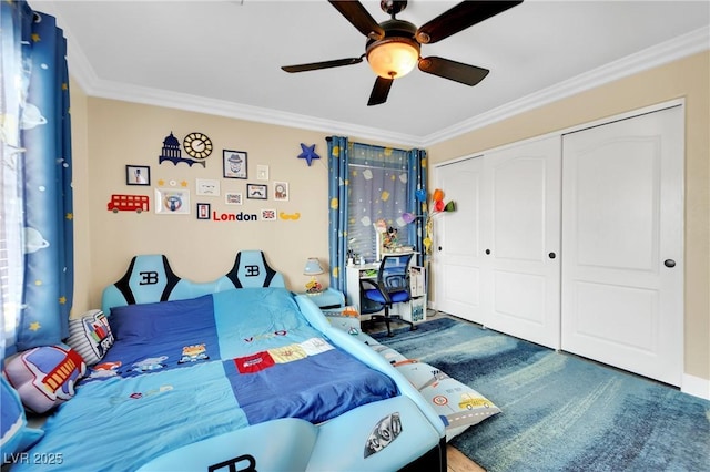 bedroom with ornamental molding, a closet, and a ceiling fan