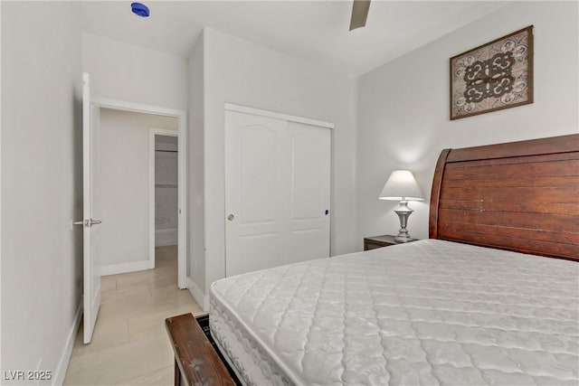 bedroom featuring ceiling fan, baseboards, and a closet