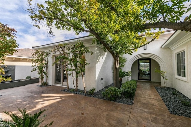 entrance to property with stucco siding