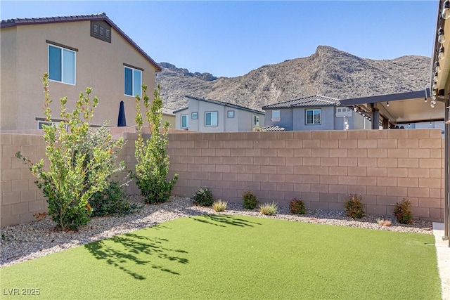 view of yard featuring a fenced backyard and a mountain view