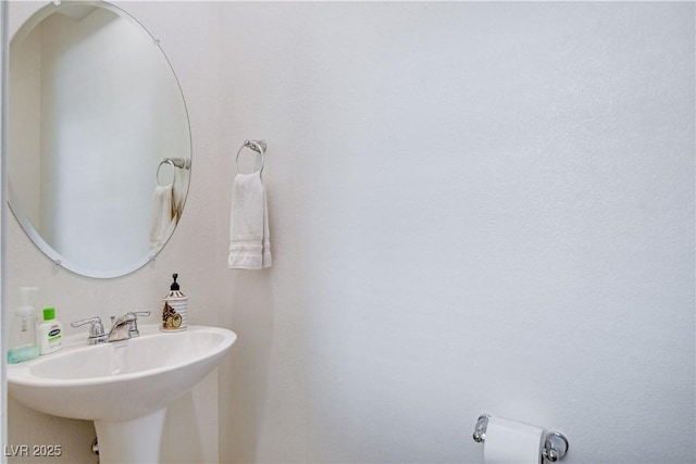 bathroom featuring a sink