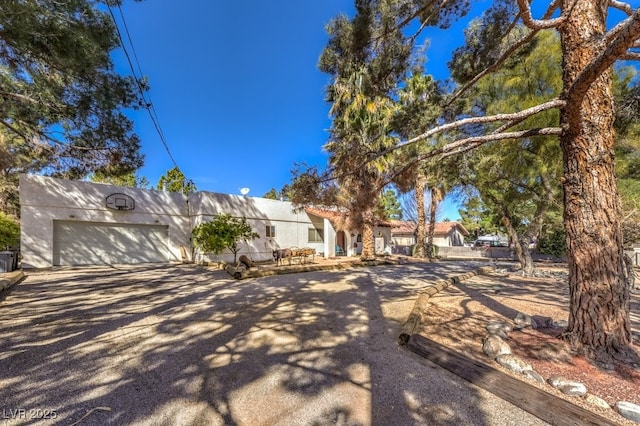 view of front of property with driveway