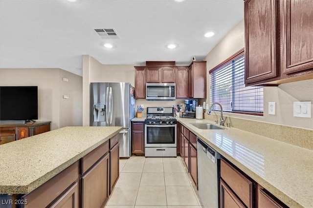 kitchen featuring visible vents, light tile patterned flooring, stainless steel appliances, a sink, and recessed lighting