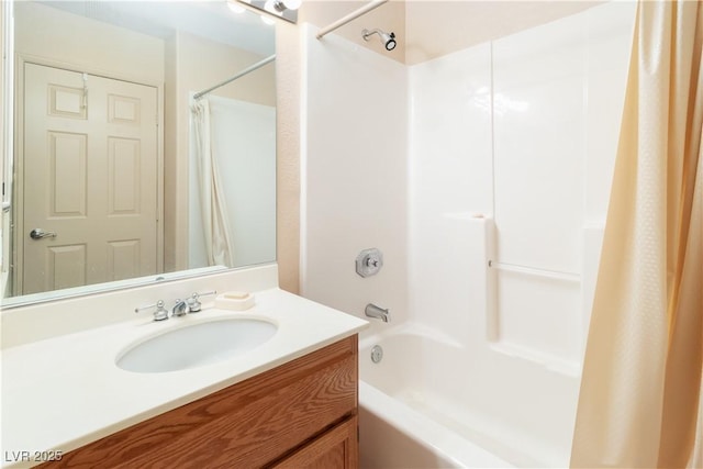 full bath with shower / tub combo and vanity