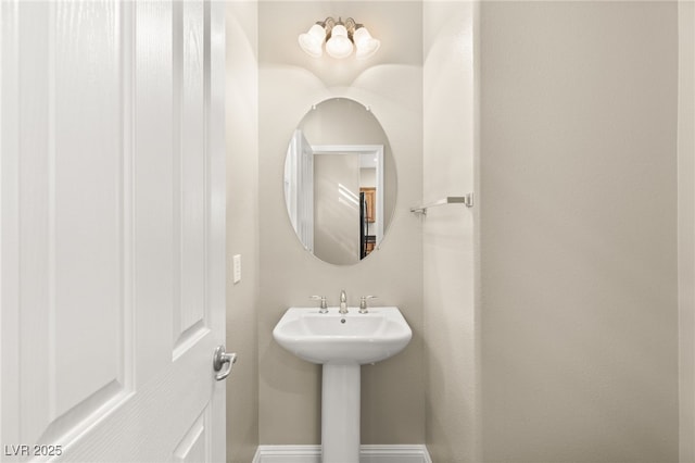 bathroom featuring a sink and baseboards