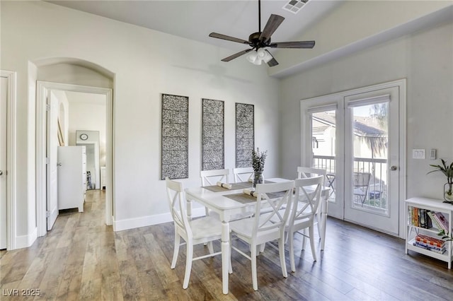 dining area featuring a ceiling fan, visible vents, light wood-style flooring, and baseboards