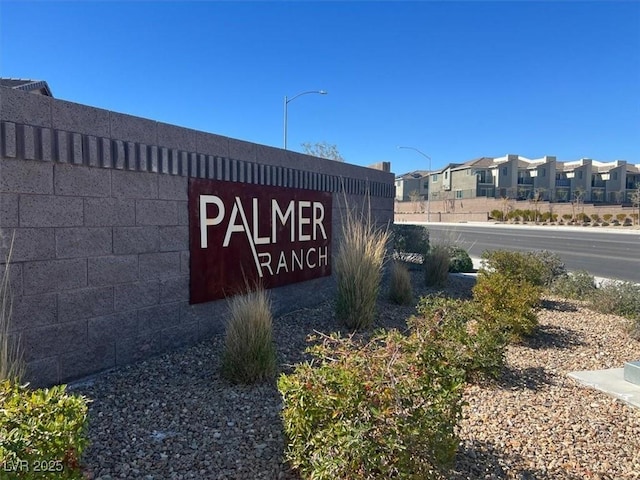 community / neighborhood sign with a residential view