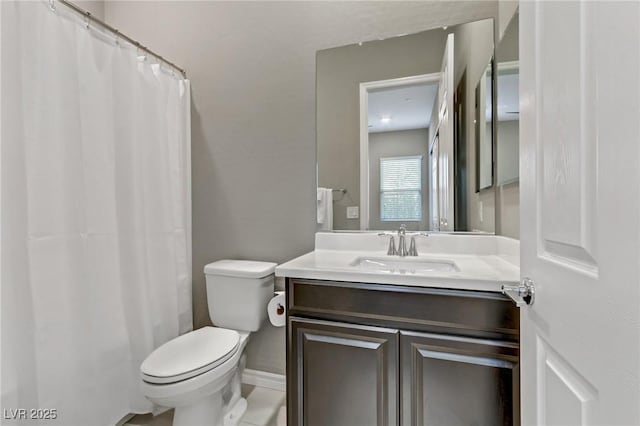 full bathroom featuring toilet, curtained shower, and vanity