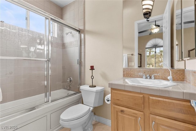 full bathroom featuring toilet, a ceiling fan, tasteful backsplash, and a wealth of natural light