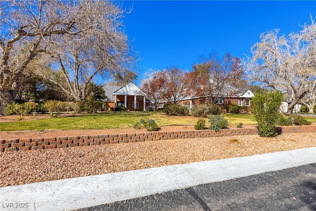 view of front of house featuring a front lawn