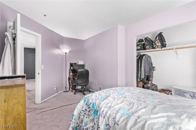 bedroom featuring carpet floors, baseboards, and a closet