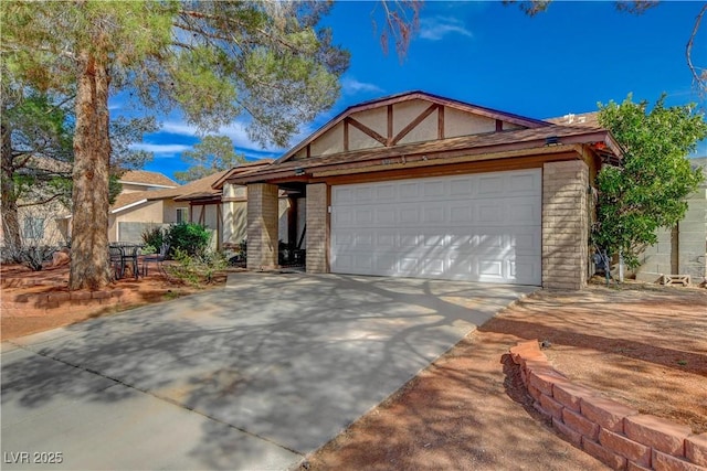 view of front facade featuring a garage and driveway