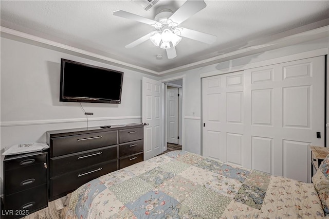 bedroom with a ceiling fan and a closet