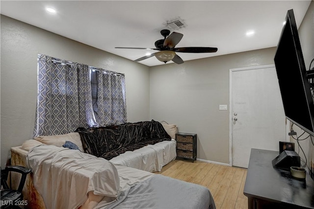 living room featuring light wood finished floors, recessed lighting, visible vents, ceiling fan, and baseboards