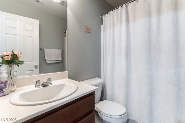 bathroom with a shower with curtain, visible vents, vanity, and toilet