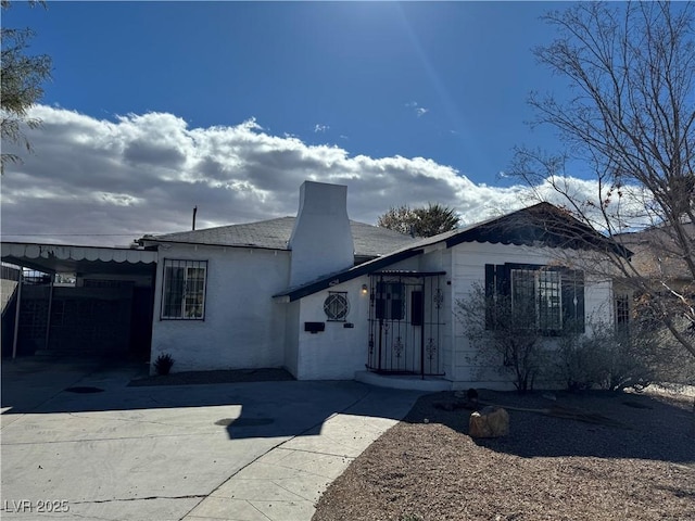 view of front of property featuring driveway