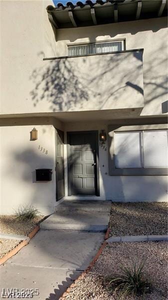 view of exterior entry with stucco siding