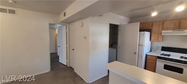 kitchen featuring dark wood-style floors, light countertops, visible vents, white appliances, and under cabinet range hood