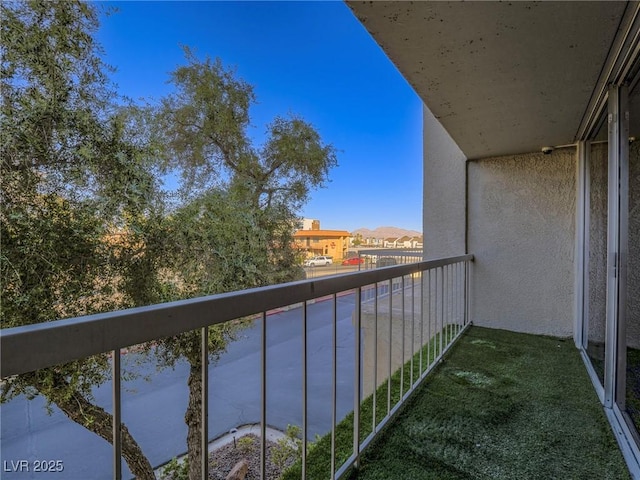 725 N Royal Crest Cir Unit 213, Las Vegas, NV 89169 - photo 2