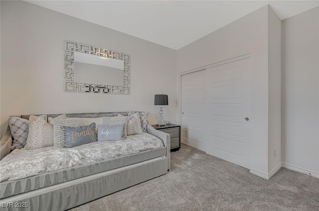 living area with carpet flooring and baseboards