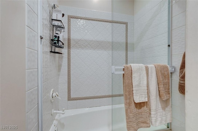 bathroom with combined bath / shower with glass door