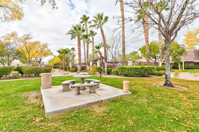 view of property's community featuring a lawn