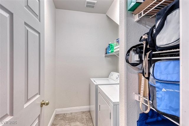 washroom featuring laundry area, visible vents, independent washer and dryer, and baseboards