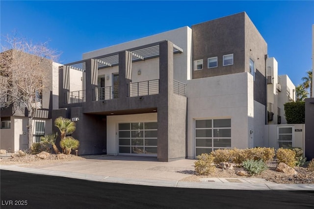 view of front of home with a garage and driveway