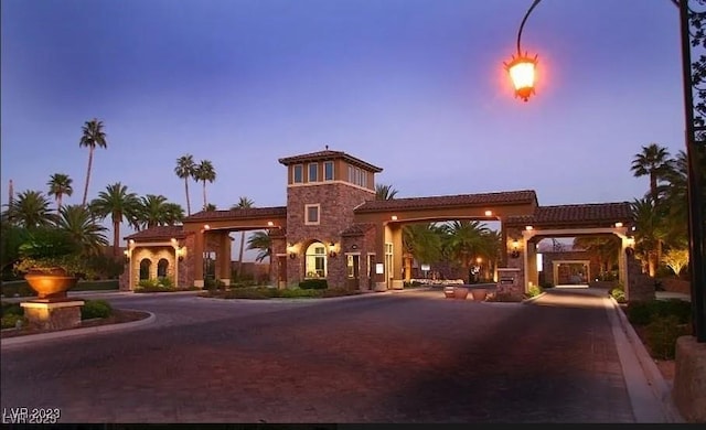 view of front of home with curved driveway