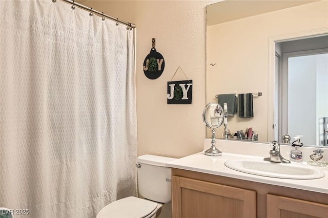 full bath with toilet, vanity, and curtained shower