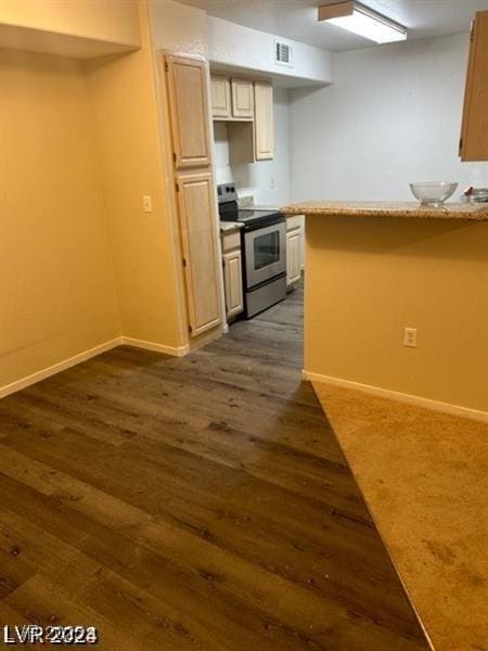 kitchen featuring dark wood-style flooring, stainless steel electric stove, visible vents, a peninsula, and baseboards